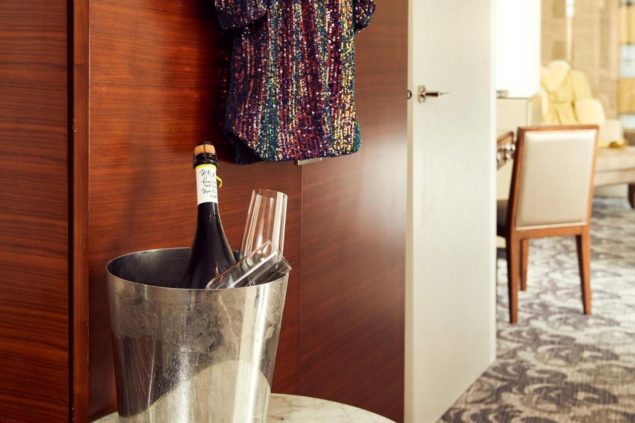 Sheraton Melbourne Hotel Exterior foto A champagne bucket