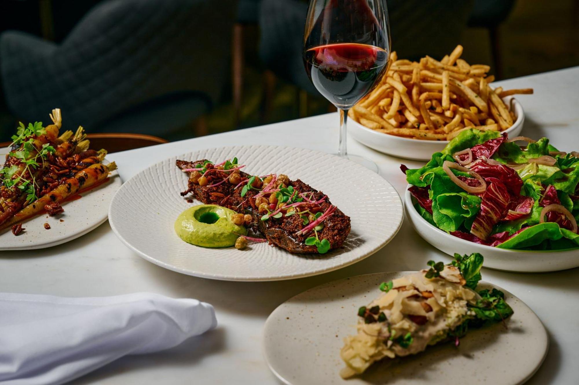 Sheraton Melbourne Hotel Exterior foto A selection of dishes at the restaurant