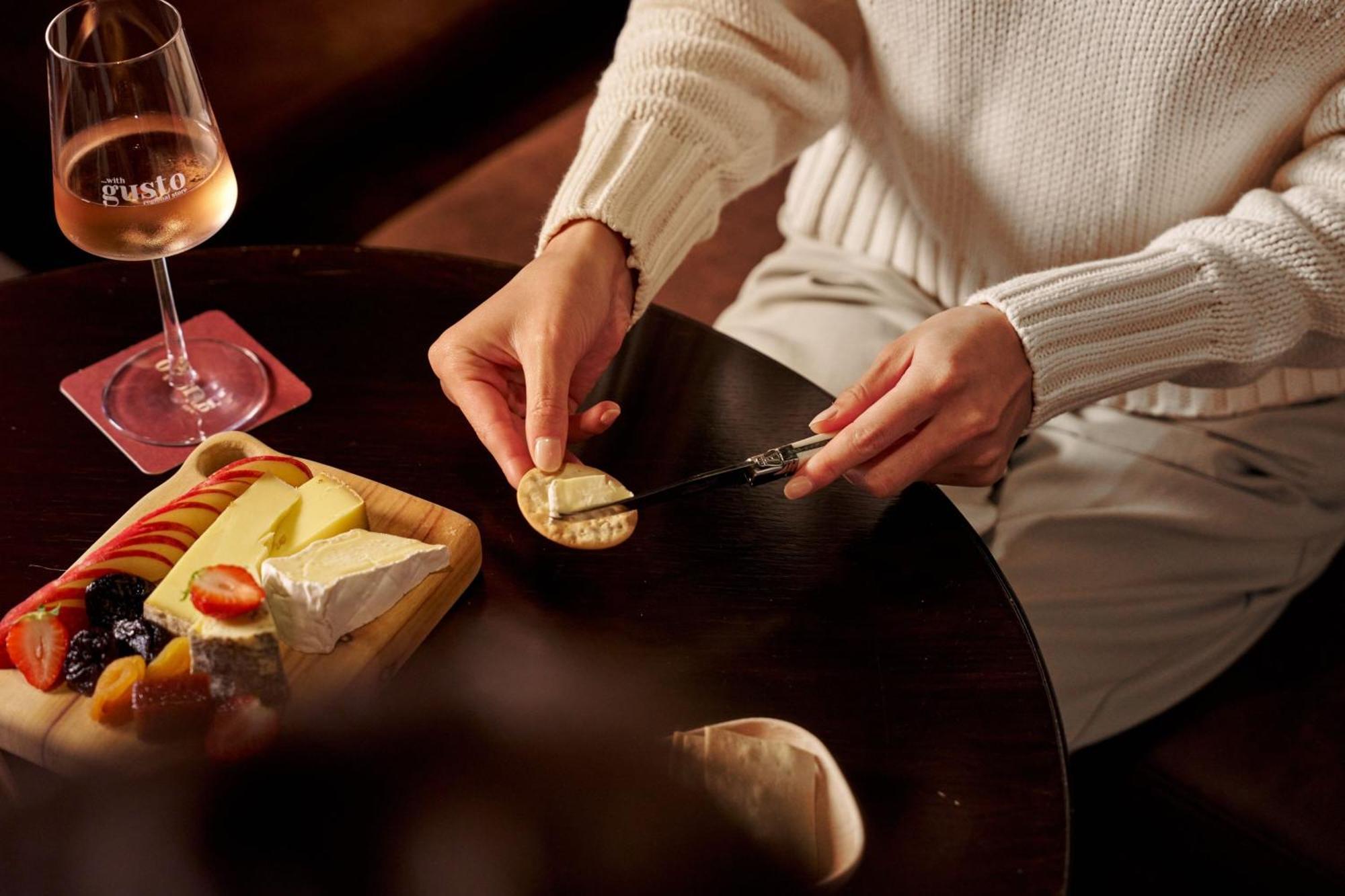Sheraton Melbourne Hotel Exterior foto A woman spreading butter on a cracker