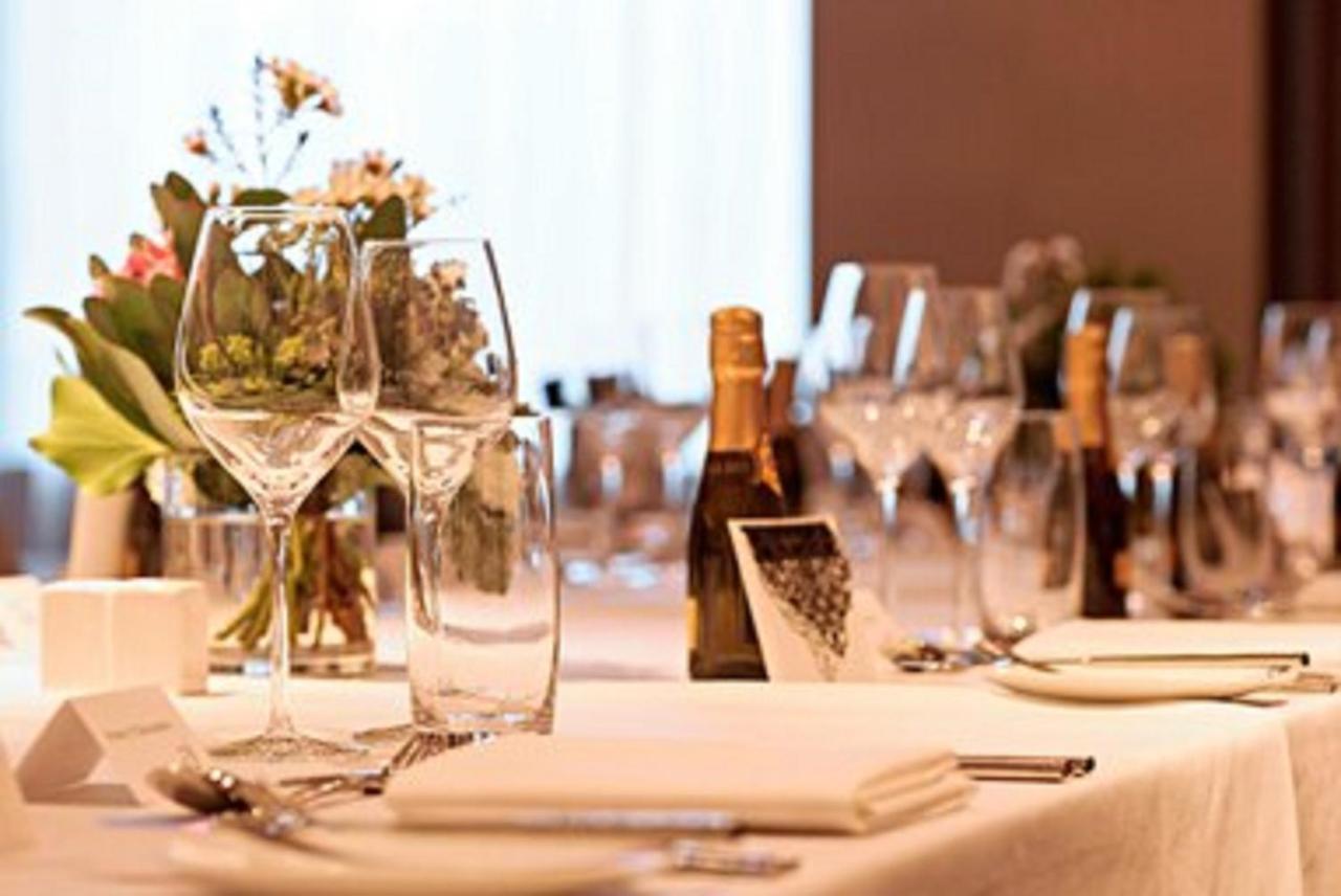 Sheraton Melbourne Hotel Exterior foto Wine bottles and glasses